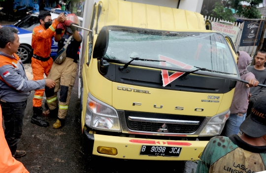 Angin Kencang, Pohon Tumbang Timpa Pengendara di Tangsel