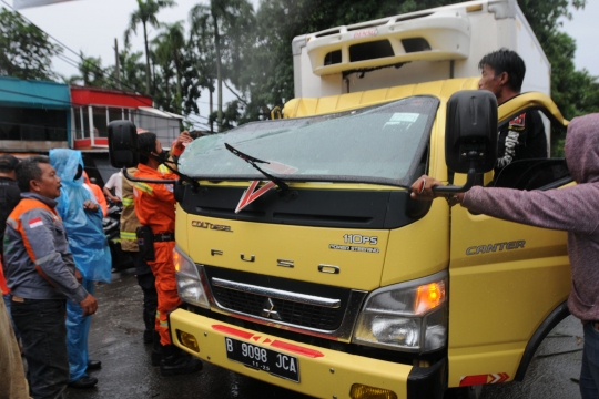 Angin Kencang, Pohon Tumbang Timpa Pengendara di Tangsel