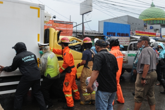 Angin Kencang, Pohon Tumbang Timpa Pengendara di Tangsel