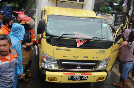 Angin Kencang, Pohon Tumbang Timpa Pengendara di Tangsel