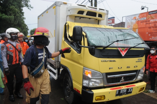 Angin Kencang, Pohon Tumbang Timpa Pengendara di Tangsel