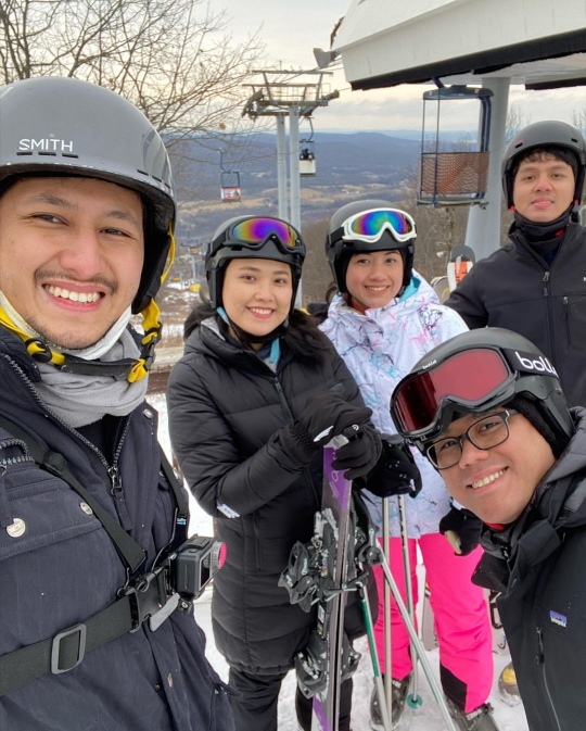 Potret Keseruan Randi Bactiar Suami Tasya Main Snowboarding di Amerika