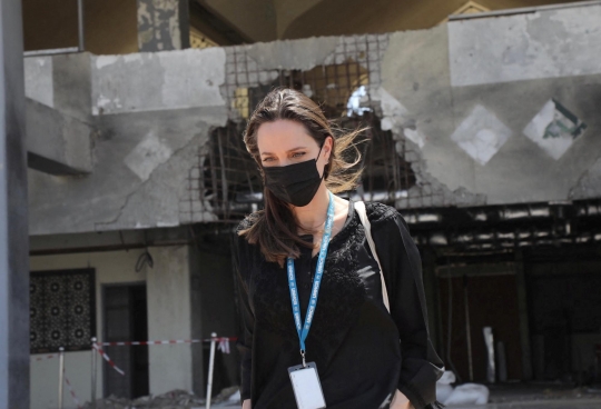 Pelukan Hangat Angelina Jolie untuk Orang-Orang Terlantar di Yaman
