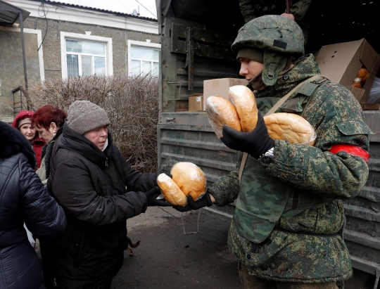 Aksi Kemanusiaan Pasukan Pro-Rusia Beri Bantuan Makanan Warga Ukraina