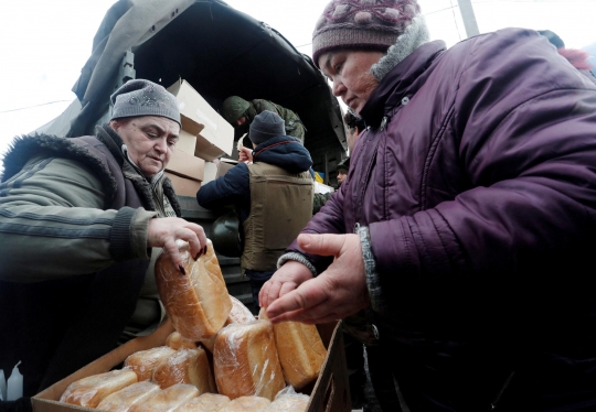 Aksi Kemanusiaan Pasukan Pro-Rusia Beri Bantuan Makanan Warga Ukraina