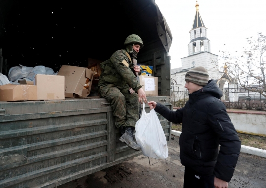 Aksi Kemanusiaan Pasukan Pro-Rusia Beri Bantuan Makanan Warga Ukraina