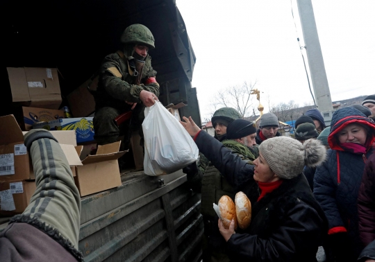 Aksi Kemanusiaan Pasukan Pro-Rusia Beri Bantuan Makanan Warga Ukraina