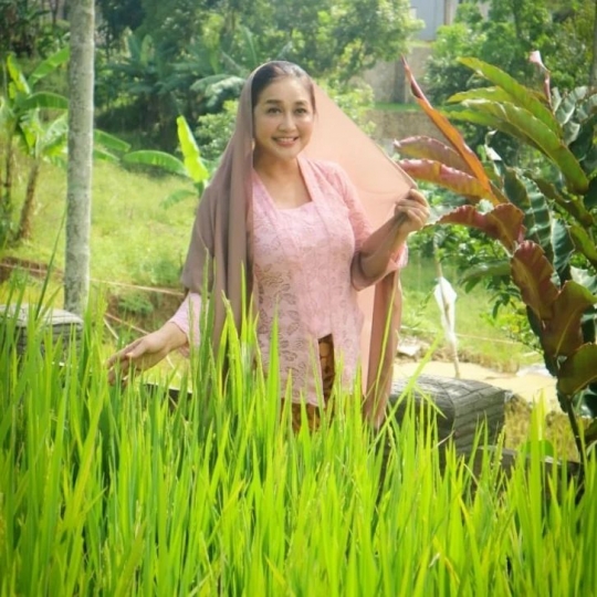 Pesona Paramitha Rusady Pose Kece di Sawah, Dipuji Cantik dan Awet Muda