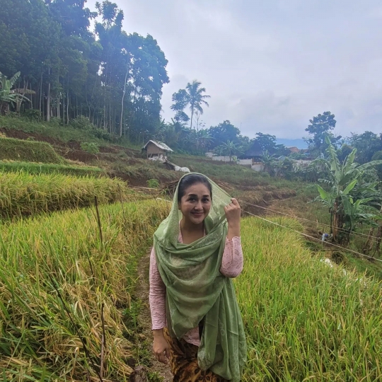 Pesona Paramitha Rusady Pose Kece di Sawah, Dipuji Cantik dan Awet Muda