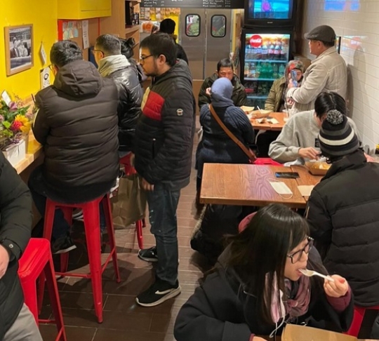 Melihat Warkop Indonesia di New York, Jual Mi Rebus & Goreng Sampai Diserbu Bule