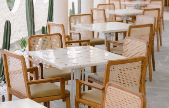 7 Potret Kafe Baru Vebby Palwinta, Tempatnya Cozy Abis dan Ada Area Playground