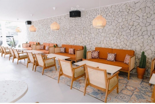 7 Potret Kafe Baru Vebby Palwinta, Tempatnya Cozy Abis dan Ada Area Playground