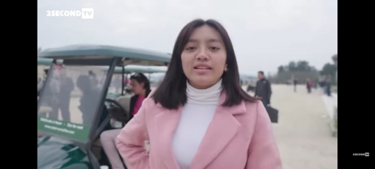 Cantik Banget, Ini 5 Potret Alleia Anak Ariel Noah Tampil Pakai Coat Pink di Paris