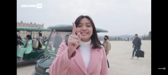 Cantik Banget, Ini 5 Potret Alleia Anak Ariel Noah Tampil Pakai Coat Pink di Paris