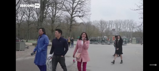 Cantik Banget, Ini 5 Potret Alleia Anak Ariel Noah Tampil Pakai Coat Pink di Paris