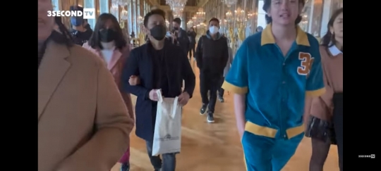 Cantik Banget, Ini 5 Potret Alleia Anak Ariel Noah Tampil Pakai Coat Pink di Paris