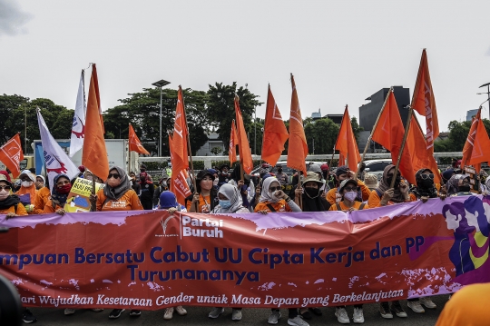 Aksi Buruh Perempuan Tuntut Pengesahan RUU TPKS di Gedung DPR