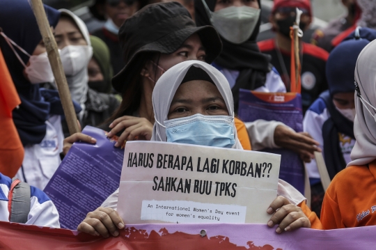 Aksi Buruh Perempuan Tuntut Pengesahan RUU TPKS di Gedung DPR