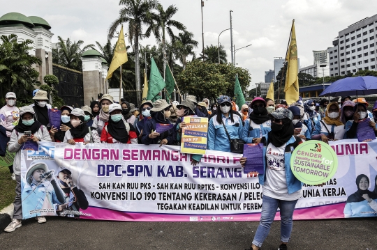 Aksi Buruh Perempuan Tuntut Pengesahan RUU TPKS di Gedung DPR