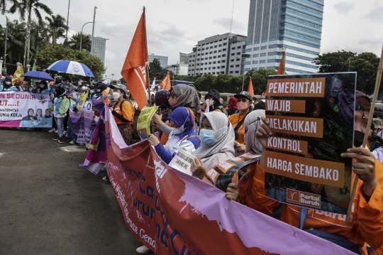 Aksi Buruh Perempuan Tuntut Pengesahan RUU TPKS di Gedung DPR