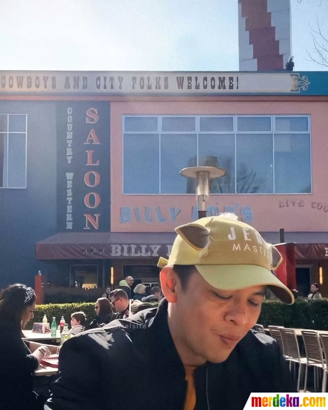 Foto : Alleia Unggah Sang Ayah Ariel Noah Pakai Topi Lucu 'Imut Banget