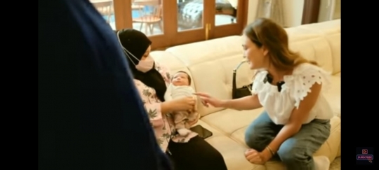 Potret Luna Maya Momong Baby Ameena Anak Aurel dan Atta Dapat Banyak Doa dari Netizen