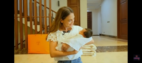 Potret Luna Maya Momong Baby Ameena Anak Aurel dan Atta Dapat Banyak Doa dari Netizen