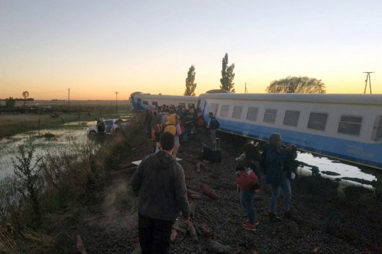 Kereta 500 Penumpang di Argentina Tergelincir, 8 Gerbong Keluar Jalur