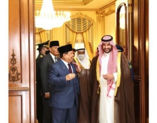 Potret Akrab Menhan Prabowo Bersama Pangeran Salman Seruput Kopi Khas Saudi