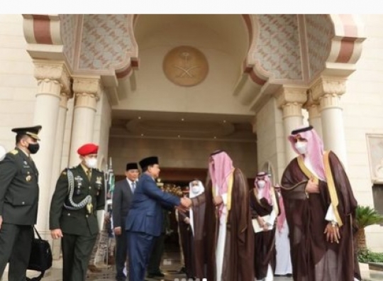 Potret Akrab Menhan Prabowo Bersama Pangeran Salman Seruput Kopi Khas Saudi