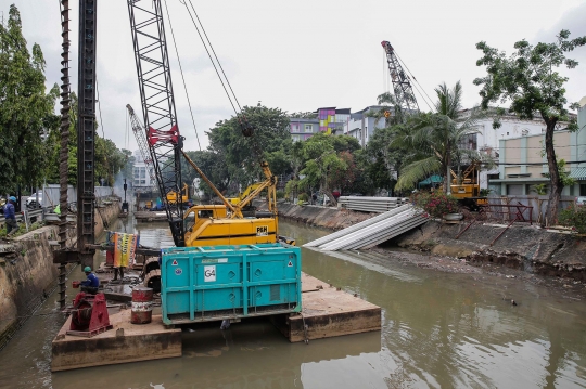 Pemasangan Turap Penahan Banjir di Kali Pasar Baru