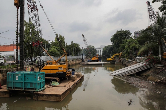 Pemasangan Turap Penahan Banjir di Kali Pasar Baru