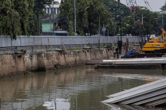 Pemasangan Turap Penahan Banjir di Kali Pasar Baru