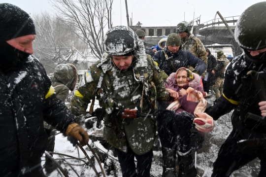 Aksi Tentara Ukraina Selamatkan Lansia Pakai Troli
