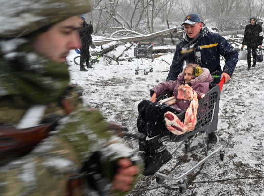 Aksi Tentara Ukraina Selamatkan Lansia Pakai Troli