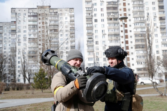 Rudal Antitank NLAW Ukraina Siap Gempur Tank Rusia