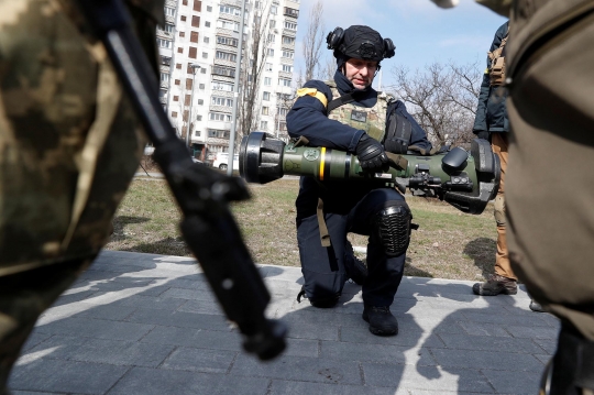 Rudal Antitank NLAW Ukraina Siap Gempur Tank Rusia