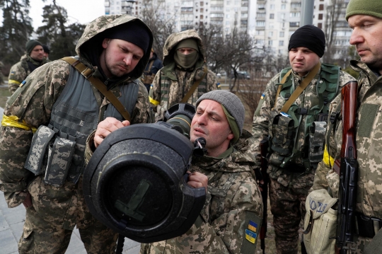 Rudal Antitank NLAW Ukraina Siap Gempur Tank Rusia