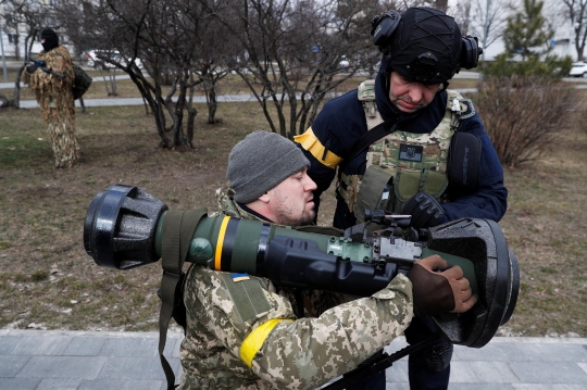 Rudal Antitank NLAW Ukraina Siap Gempur Tank Rusia