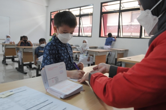 Dorong Budaya Menabung, Ratusan Murid SD Terima Tabungan SimPel