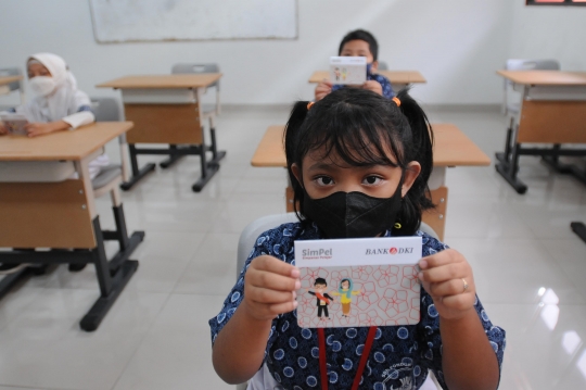 Dorong Budaya Menabung, Ratusan Murid SD Terima Tabungan SimPel