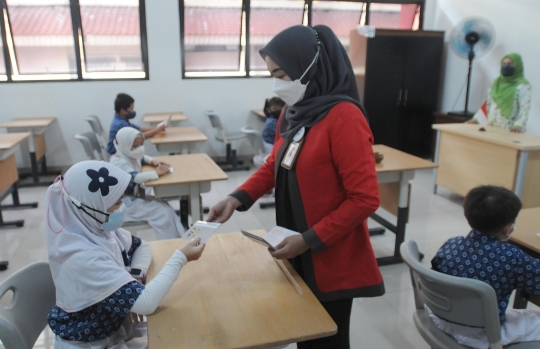 Dorong Budaya Menabung, Ratusan Murid SD Terima Tabungan SimPel