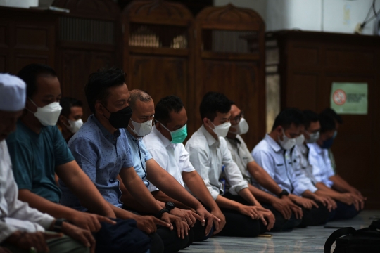 Saf Salat Berjemaah Kembali Rapat