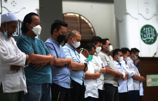 Saf Salat Berjemaah Kembali Rapat