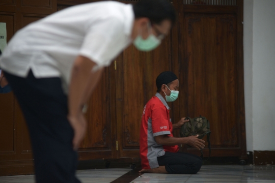 Saf Salat Berjemaah Kembali Rapat