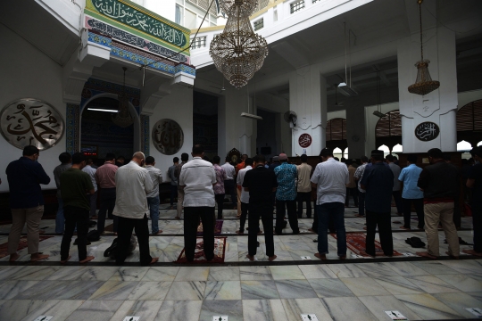 Saf Salat Berjemaah Kembali Rapat