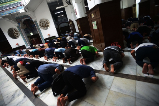 Saf Salat Berjemaah Kembali Rapat