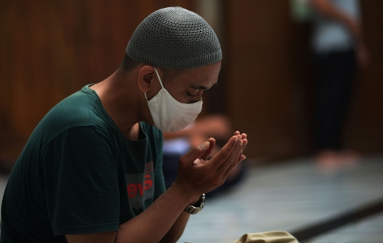 Saf Salat Berjemaah Kembali Rapat