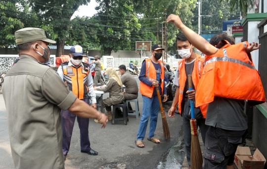 Terjaring Razia Masker, Pelanggar Prokes di Fatmawati Disanksi Menyapu Jalanan