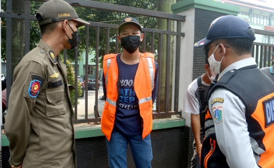 Terjaring Razia Masker, Pelanggar Prokes di Fatmawati Disanksi Menyapu Jalanan
